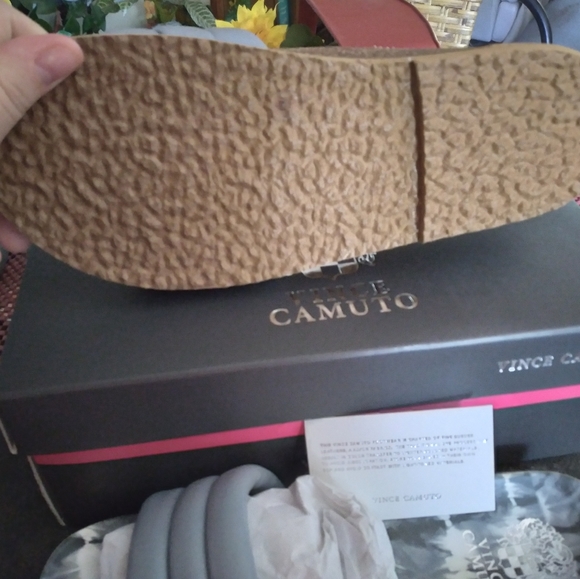 Vince Camuto "Kandler" puffy flip flop - Picture 2 of 7